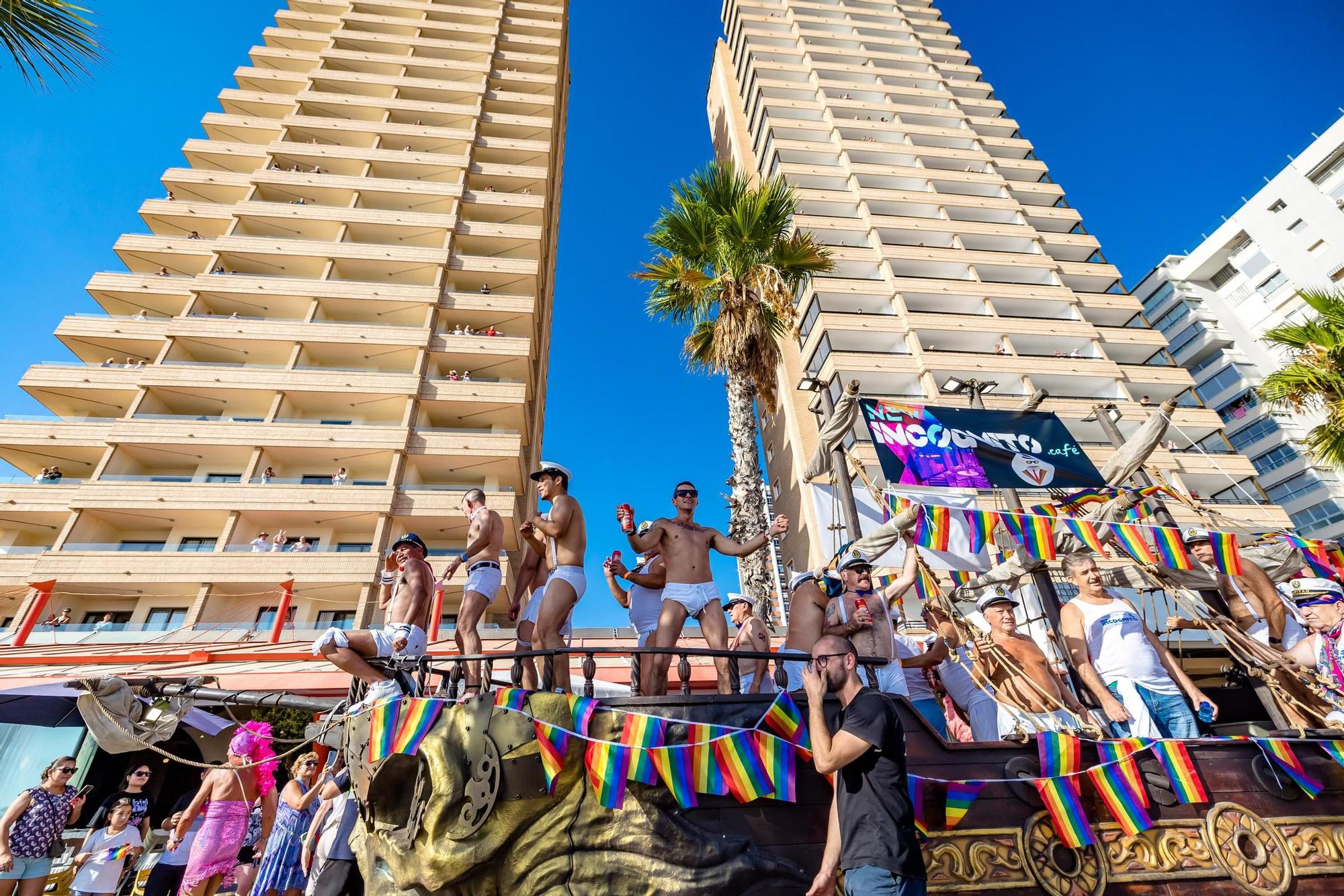 Cientos de personas festejan el Benidorm Pride con un multitudinario desfile y una fiesta en l'Aigüera