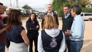 Los reyes, junto a Pedro Sánchez y Carlos Mazón, visitan el puesto de mando avanzado en Paiporta (Valencia).