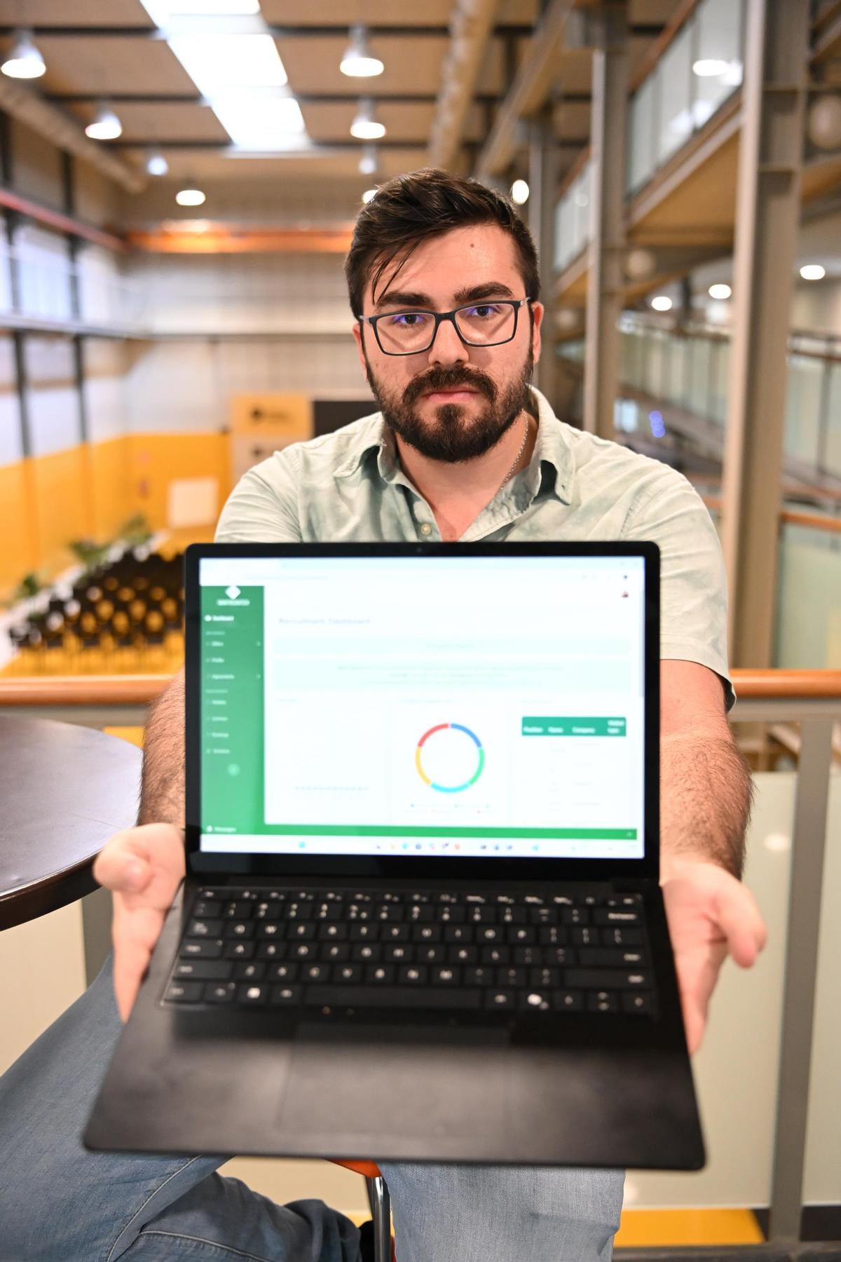 El creador de la star-up Smart Recruitech, Manuel Torres, muestra la plataforma web de su iniciativa para mejorar los procesos selectivos de personal