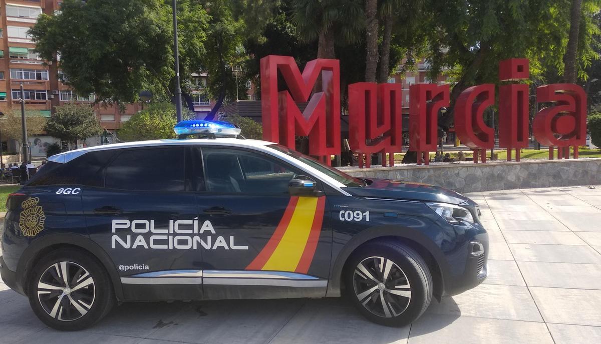Vehículo de la Policía Nacional en la plaza Circular de Murcia en una imagen de archivo