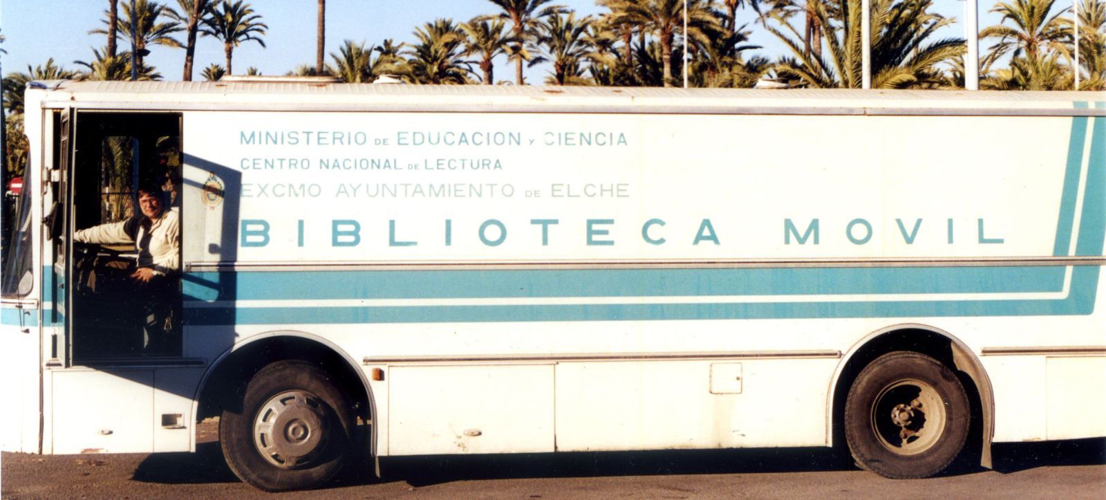 El conductor del bibliobús con el primer vehículo hace más de dos décadas