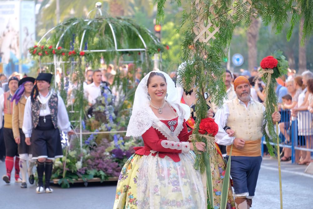 Los festeros aprovechan la Ofrenda para protestar contra la violencia de género con flores y lazos morados