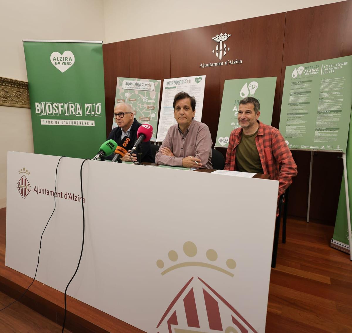 Alfons Domínguez, flanqueado por Llorenç Pérez y Pau Sapiña, en la presentación del programa de "Alzira en Verd" y la Biosfira.