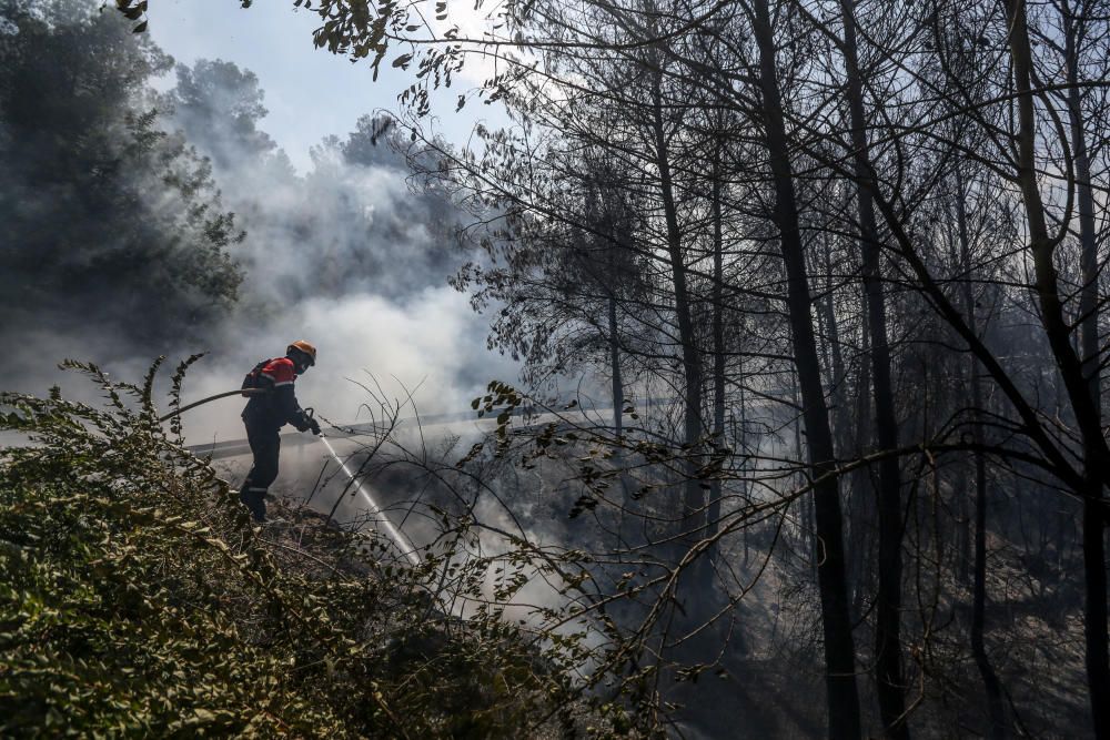 Los bomberos luchan contra el fuego en Guadalest