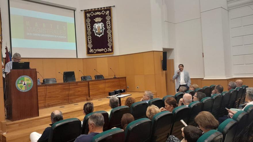 El presidente del colegio de Podología da una charla en Plasencia