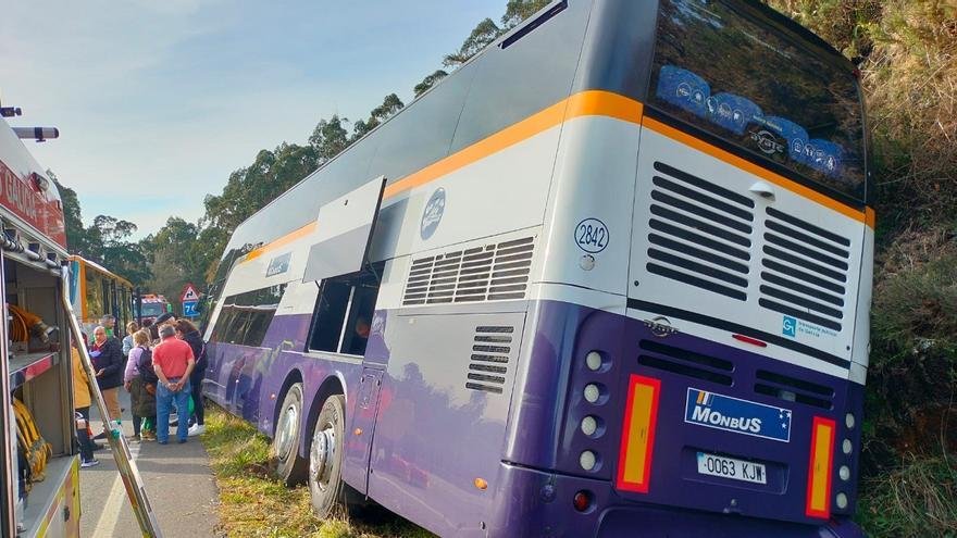 Rescatan a través de la bodega de carga a los pasajeros de un bus accidentado en Lousame de la línea Noia-Santiago