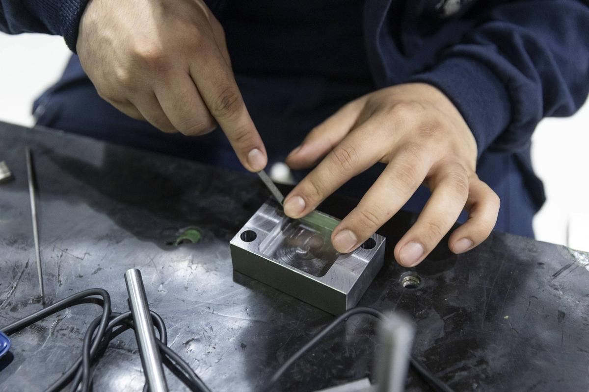 Un alumno de FP, realizando prácticas en un taller.