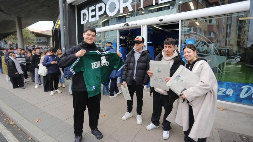 La mayor tienda de camisetas de fútbol llega a A Coruña: «Buscamos del  Superdépor, pero es difícil»