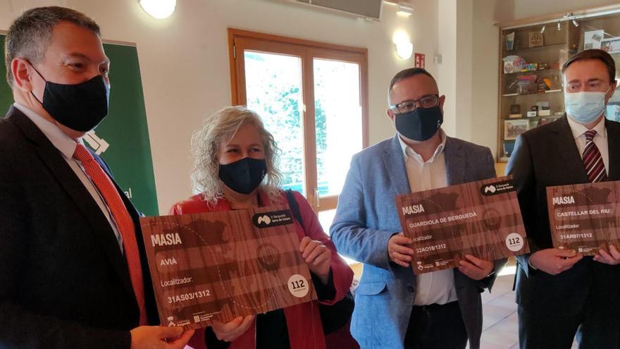 El conseller Sàmper lliura les plaques de geolocalització de masies als representants polítics del Berguedà