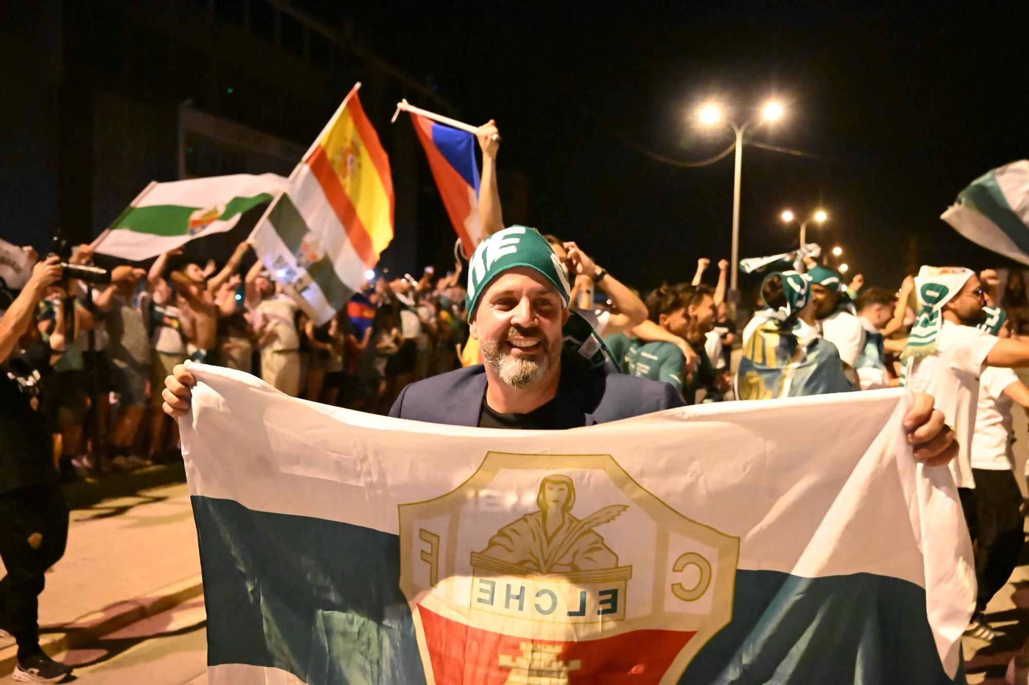 La afición del Elche recibe a los héroes del ascenso a su llegada al Martínez Valero