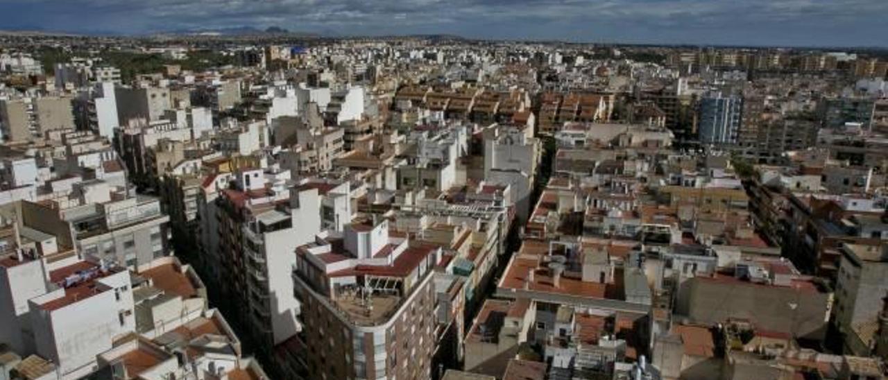 Vistas aéreas de buena parte del parque inmobiliario de Elche donde se aprecian edificaciones de la zona céntrica de la ciudad.