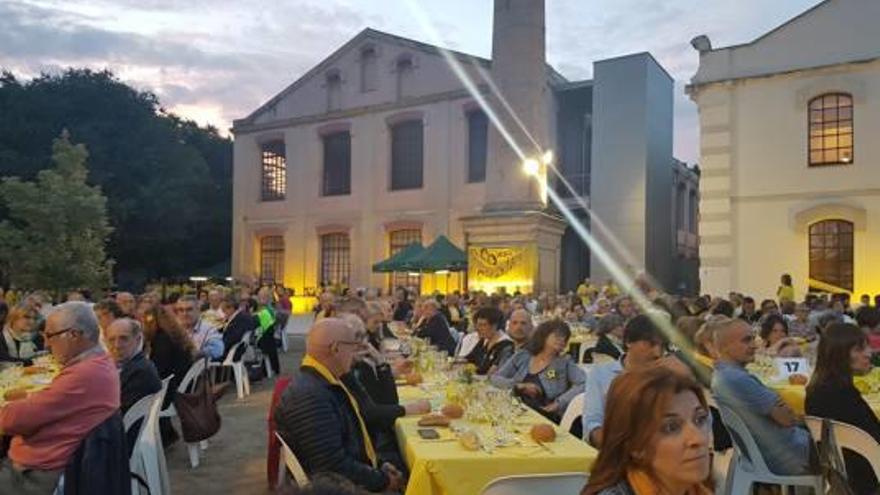 Una imatge del sopar groc, que es va fer a l&#039;espai de davant del Museu de la Pell