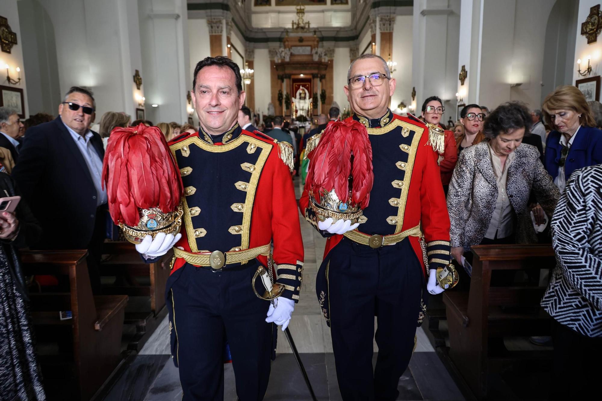 El Sant Jordiet entre claveles en la procesión de la Reliquia