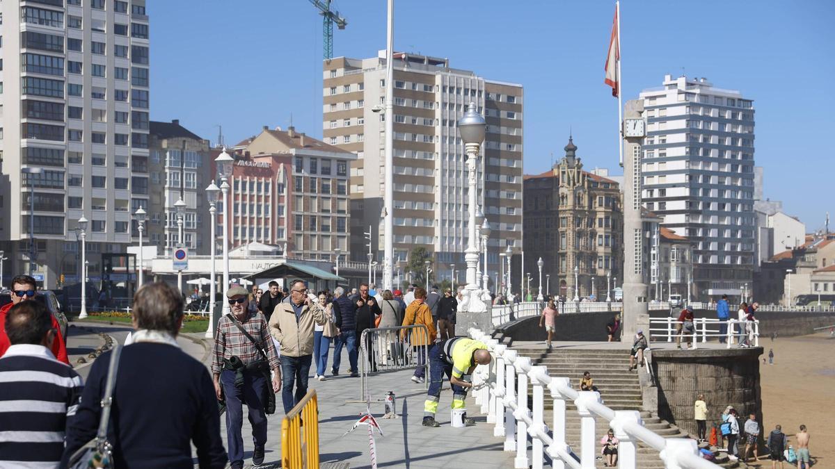En marcha los trabajos de reposición y pintura en el Muro de San Lorenzo (en imágenes)