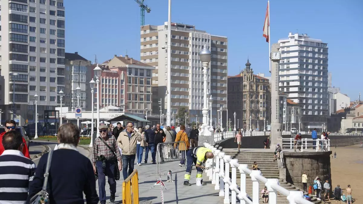 El paseo del Muro de San Lorenzo se acicala para el buen tiempo y la Semana Santa: en marcha los trabajos de reposición y pintura