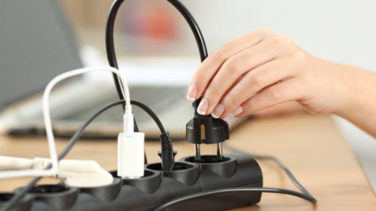 Peligro en casa: electricistas alertan del lugar donde nunca debes poner una regleta