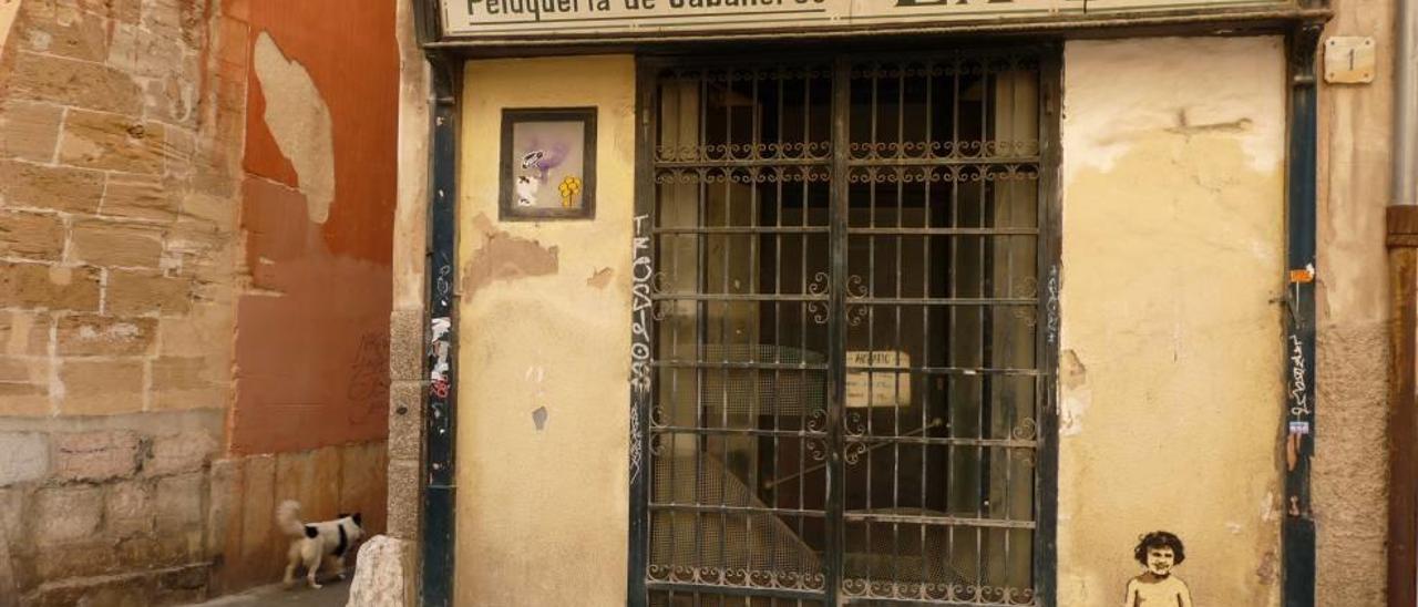 La farmacia de la calle La Paz lleva cerrada años. Fue propiedad de un republicano.