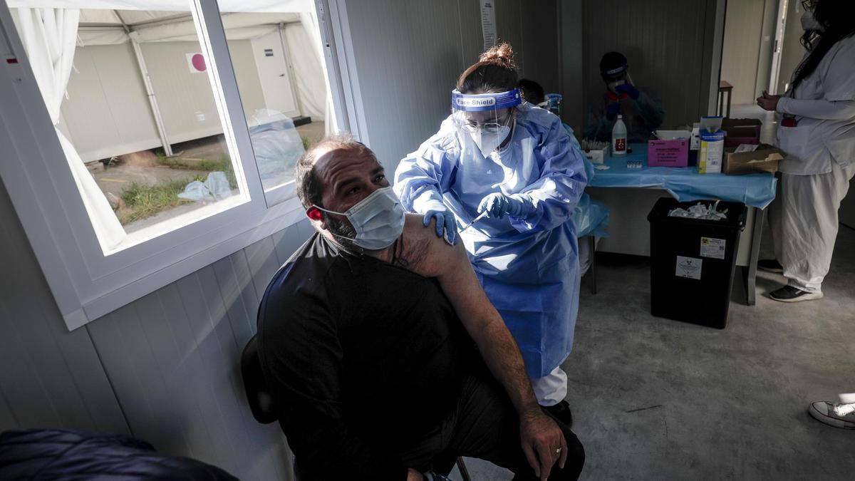 Arranca la vacunación de sanitarios que trabajan en 'primera línea covid'