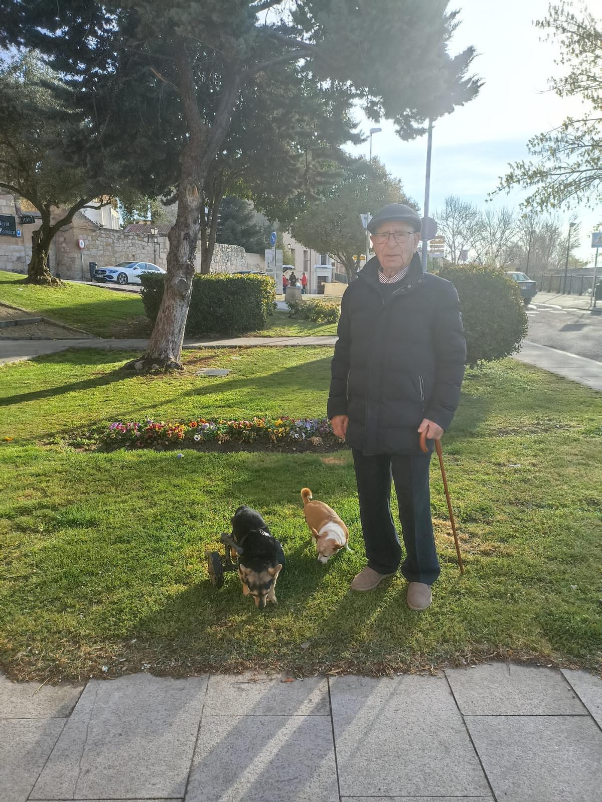 Alfonso Morán, con sus perros Poli y Aitana