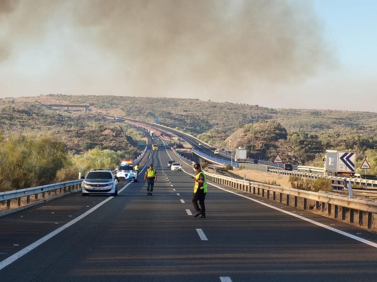 Los agentes de la Guardia Civil en la autovía.