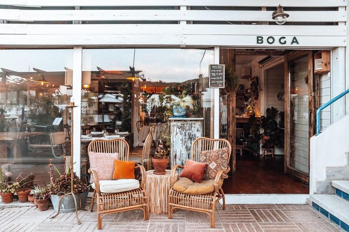 Imagen de la fachada de Boga Tasca, que reabre tras unos meses cerrado.