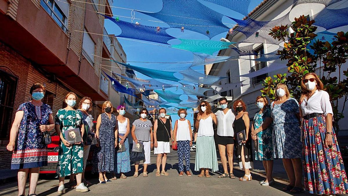 Decoración en homenaje a Carmelina en el carrer Les Parres. | DANI TORTAJADA