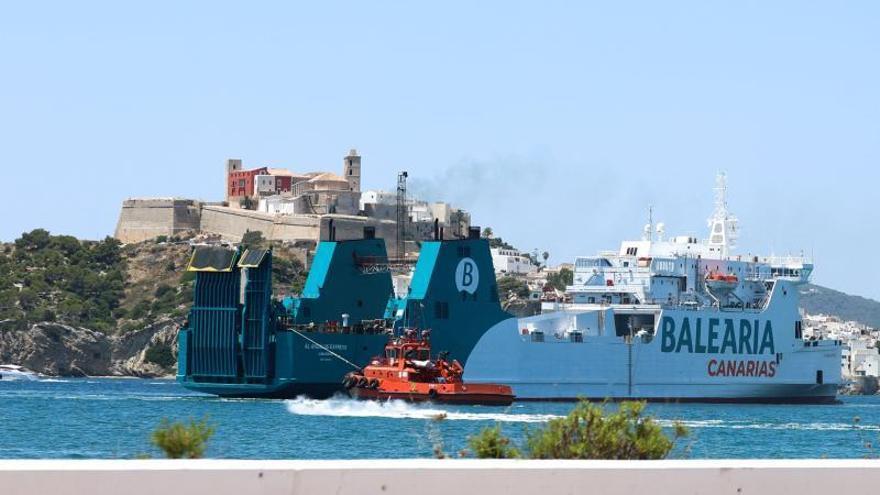 Inmovilizado por motivos de seguridad en el puerto de Ibiza el barco que tiene que iniciar el traslado de la basura a Mallorca