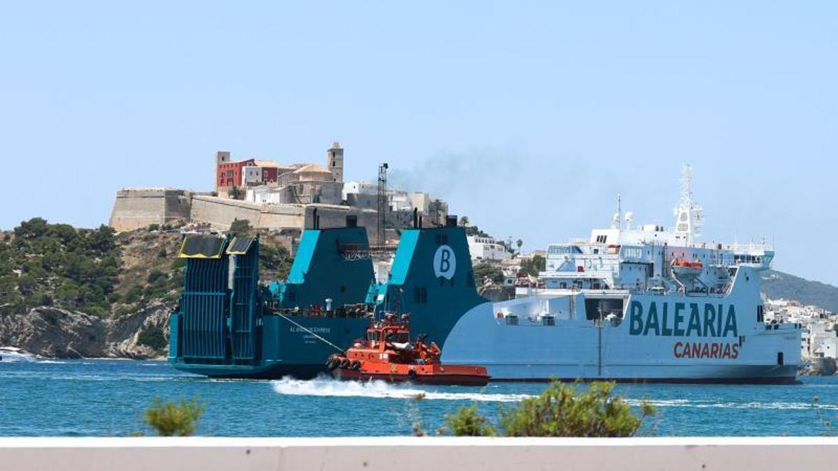 El buque 'Al Andalus Express' entra en el puerto de Ibiza.