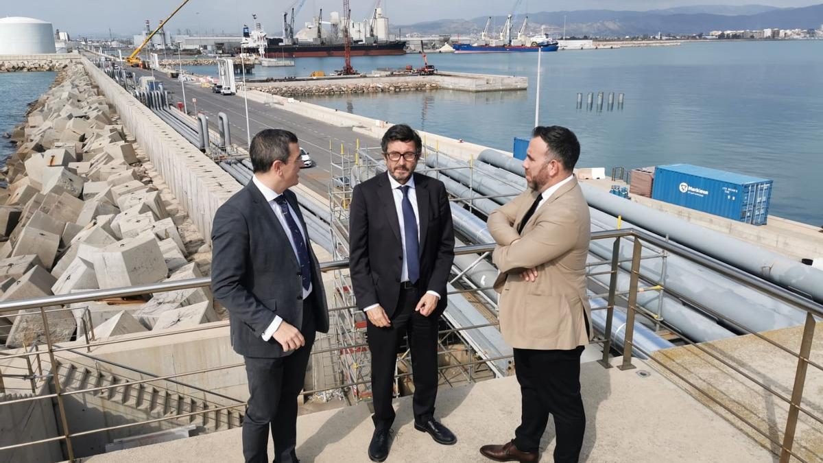 El presidente de Puertos del Estado (en el centro), en su visita a las instalaciones de PortCastelló.