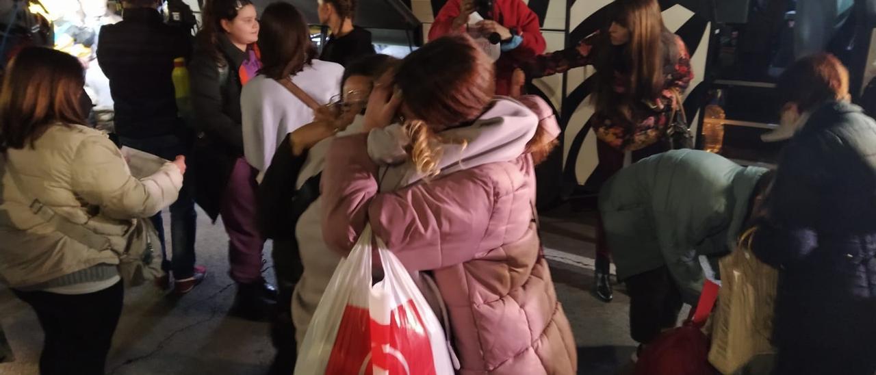 Dos chicas se abrazan tras la llegada del segundo bus de refugiados ucranianos a València en una imagen de archivo