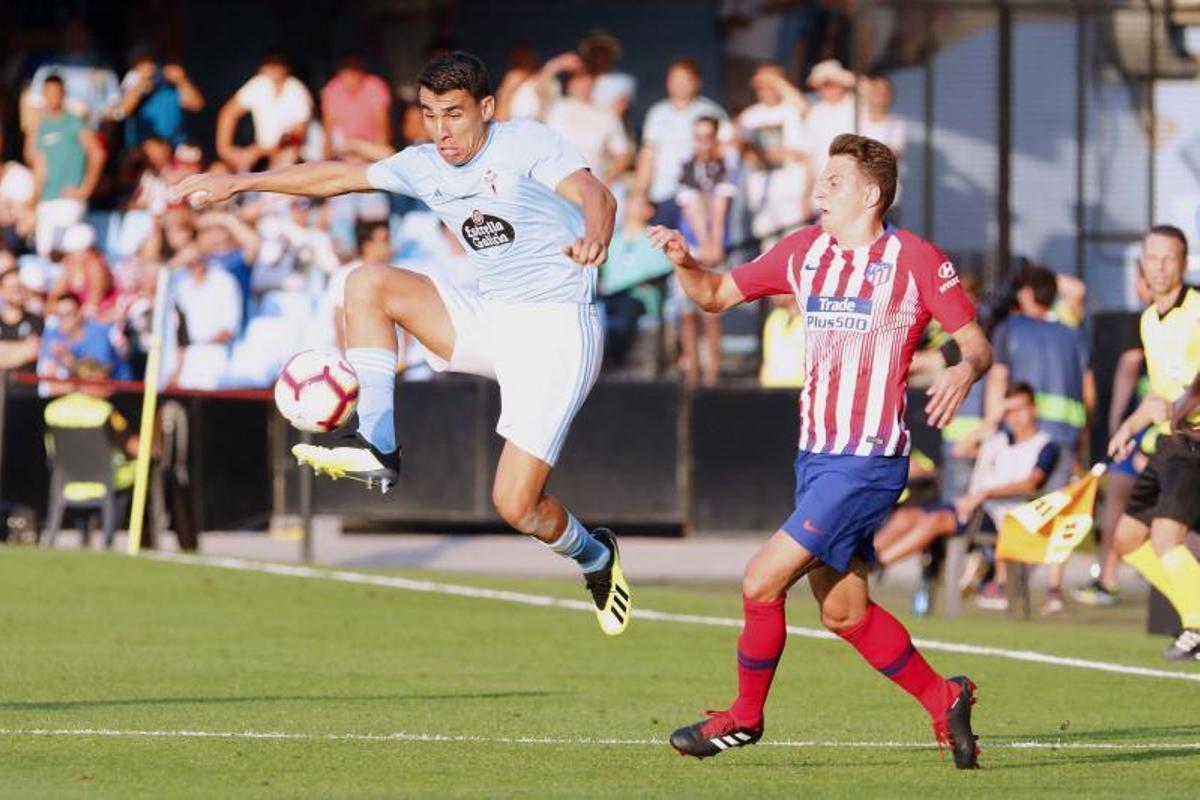 Junior Alonso controla un balón durante el partido ante el Atlético.