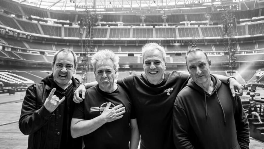El grupo Hombres G, en el Santiago Bernabéu. |  E.P.