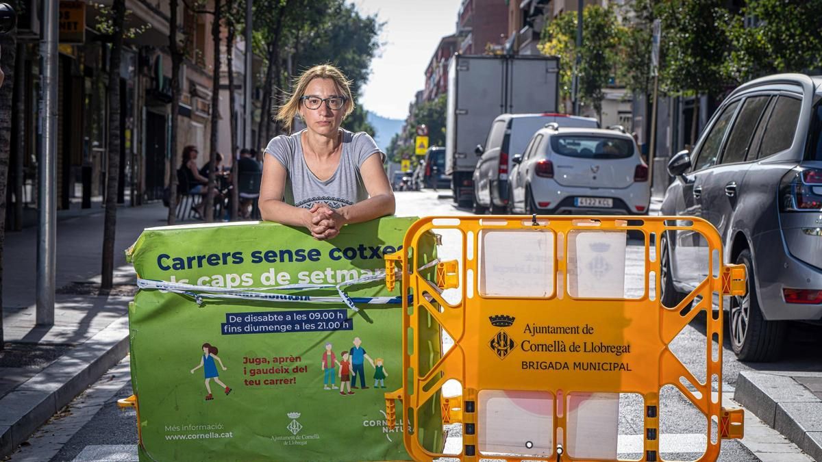 Ana Padilla, vecina del barrio de Gavarra de Cornellà, en un control de acceso a la zona.