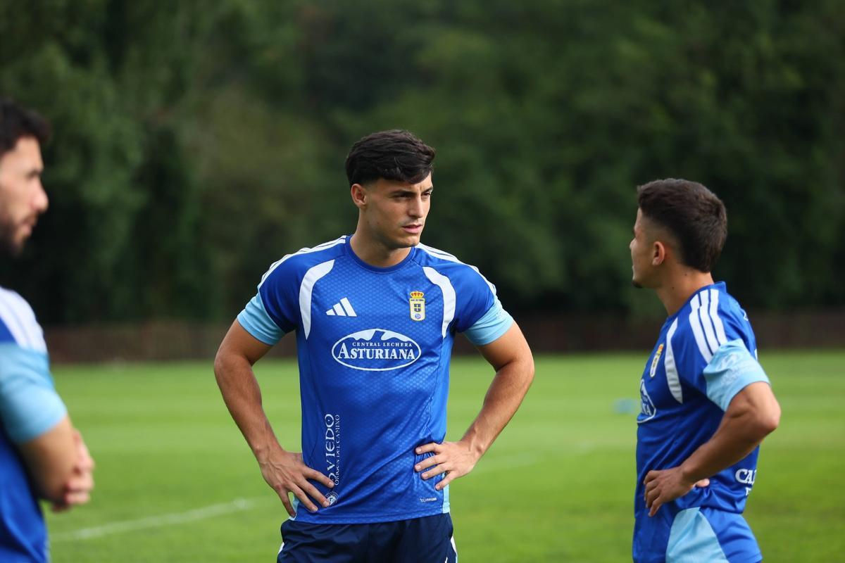 Joaquín Delgado, en un entrenamiento con el Oviedo.