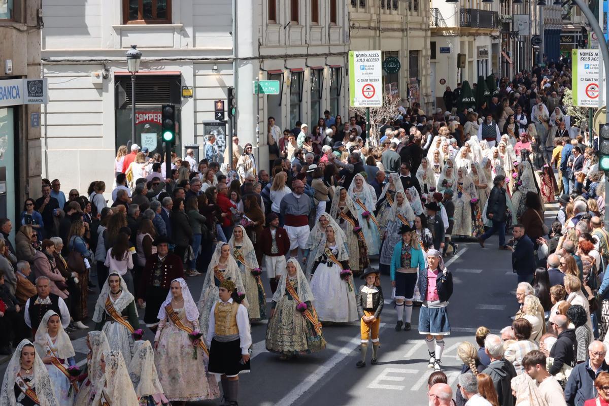 Desfile de comisiones de falla durante la Ofrenda de San Vicente Ferrer