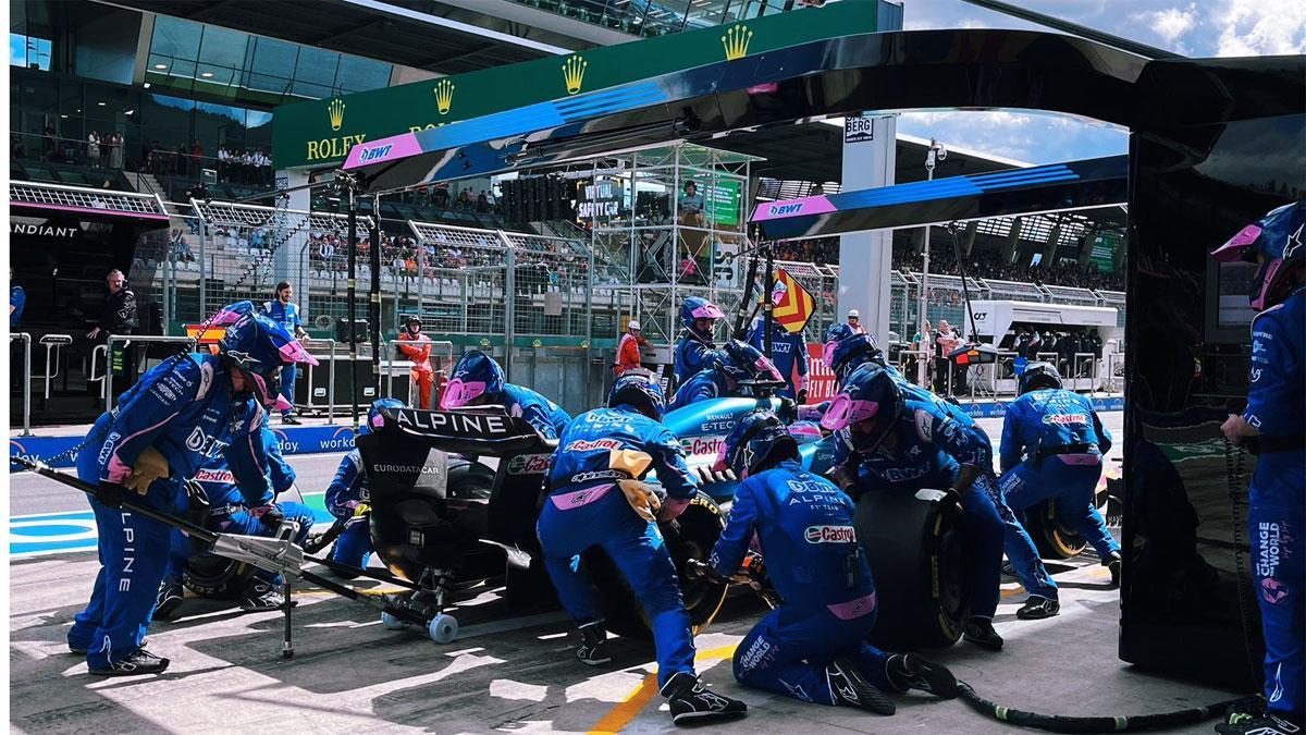 Alonso, durante su pit stop en Austria