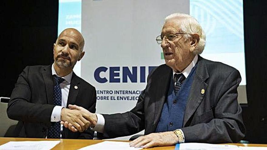 Óscar González estrecha la mano de Balbino Lozano, presidente de la Federación de Pensionistas de Zamora.