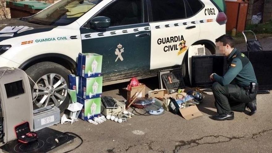 Descubren varias plantas de marihuana en una vivienda en Garlitos durante un registro por robo