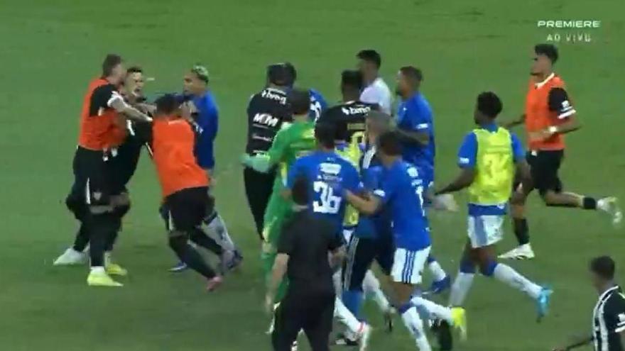 Una batalla campal en Brasil el partido Cruzeiro - Atlético Mineiro acaba con 23 expulsados