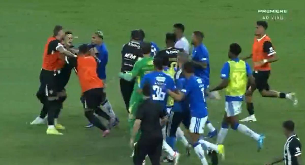 Un pantallazo de la retransmisión televisiva durante la batalla campal del Cruzeiro-Atlético Mineiro.