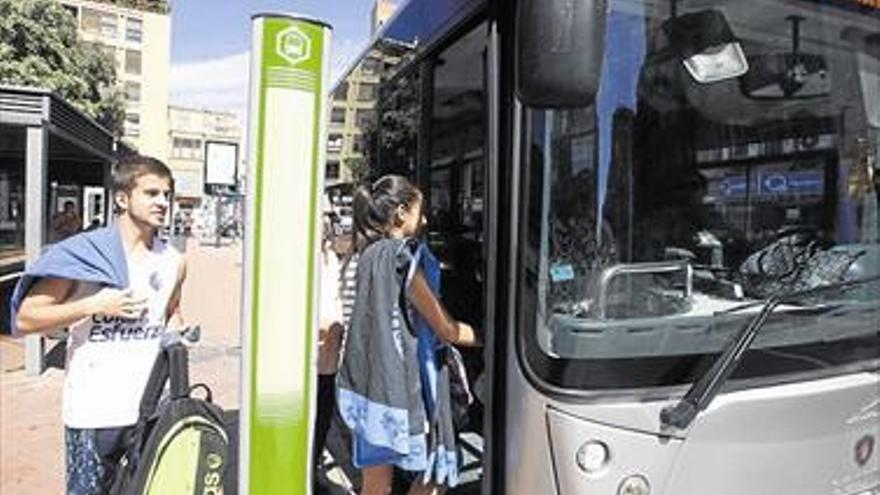 El bus a la playa prolonga su servicio hasta final de mes