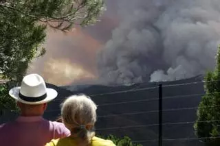 Estabilizado el incendio de Sierra Bermeja después de una intensa noche luchando contra el fuego