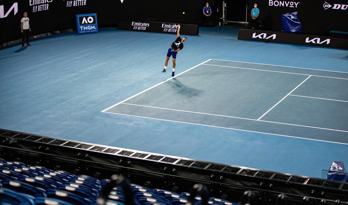 djokNovak Djokovic durante el entrenamiento de hoy, 14 de enero de 2022, antes del torneo de tenis Abierto de Australia en Melbourne.ovic_02.JPG