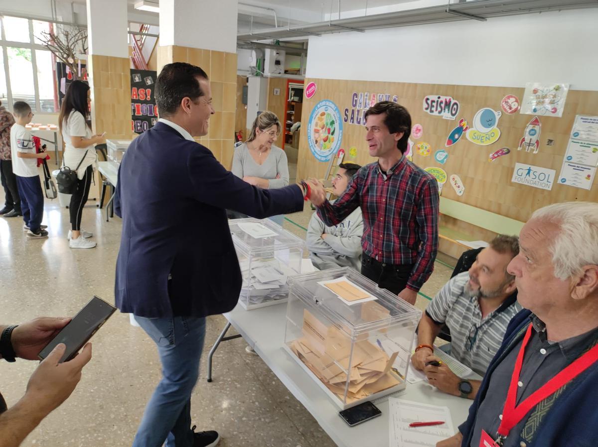 El alcalde Rubén Alfaro saludando al fotógrafo José Navarro que ha tenido que presidir una mesa electoral del colegio Pintor Sorolla..