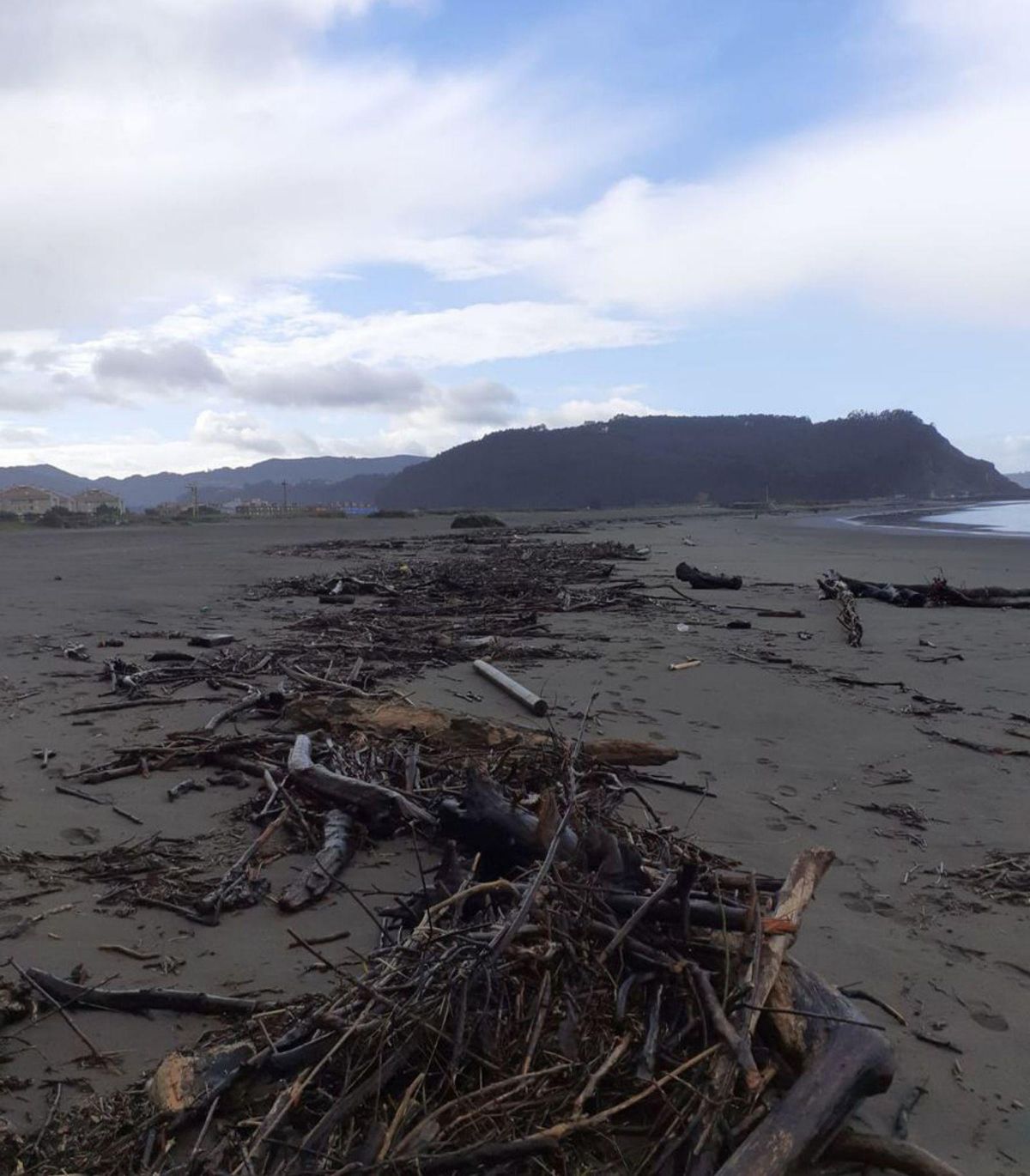 Las riadas llevan basura a las playas y Soto del Barco exige ayuda para limpiarlas