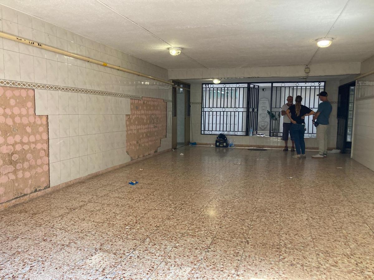 El interior de la portería donde se ha localizado el cadáver de un bebé dentro de una bolsa, en el barrio de La Mina, en Sant Adrià de Besòs.