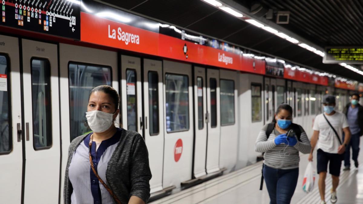 Pasajeros del metro de Barcelona, con mascarillas, en la estación de la Sagrera, en mayo del año pasado.