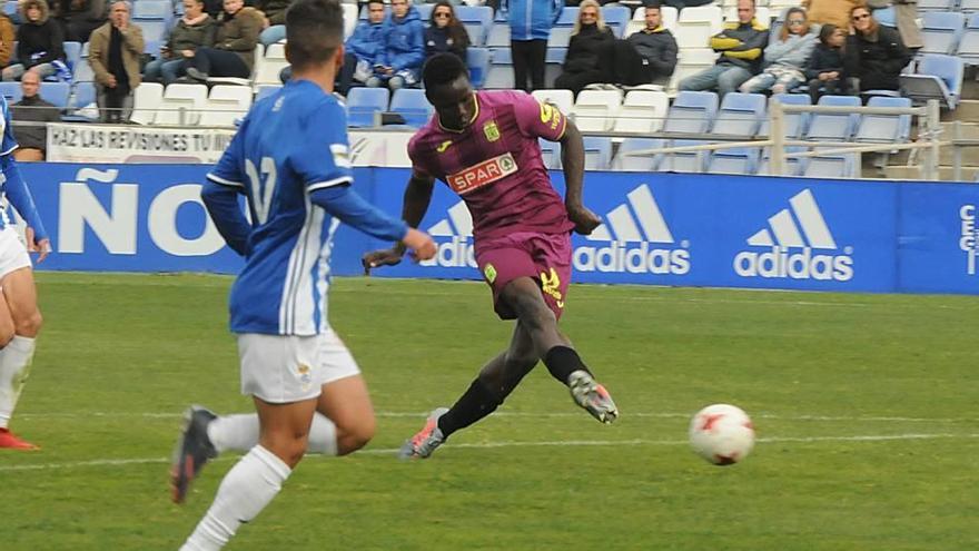 Moussa Camara se dispone a marcar el tercer tanto del FC Cartagena -segundo de su cuenta particular- en el partido ante el Recre.