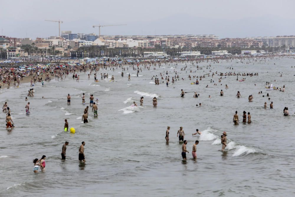 Las playas de València se llenan el primer fin de semana del verano