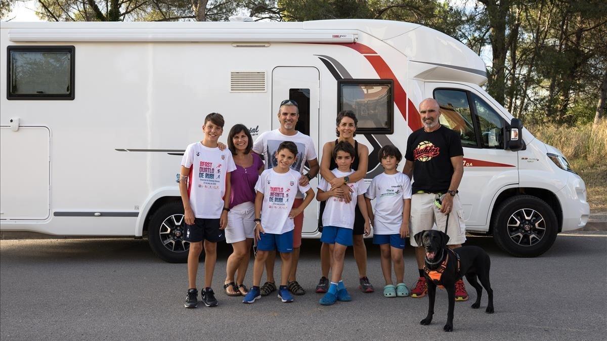 Las familias Pina y Torres, justo antes de irse de excursión en autocaravana. Las familias Pina y Torres, justo antes de irse de excursión en autocaravana.